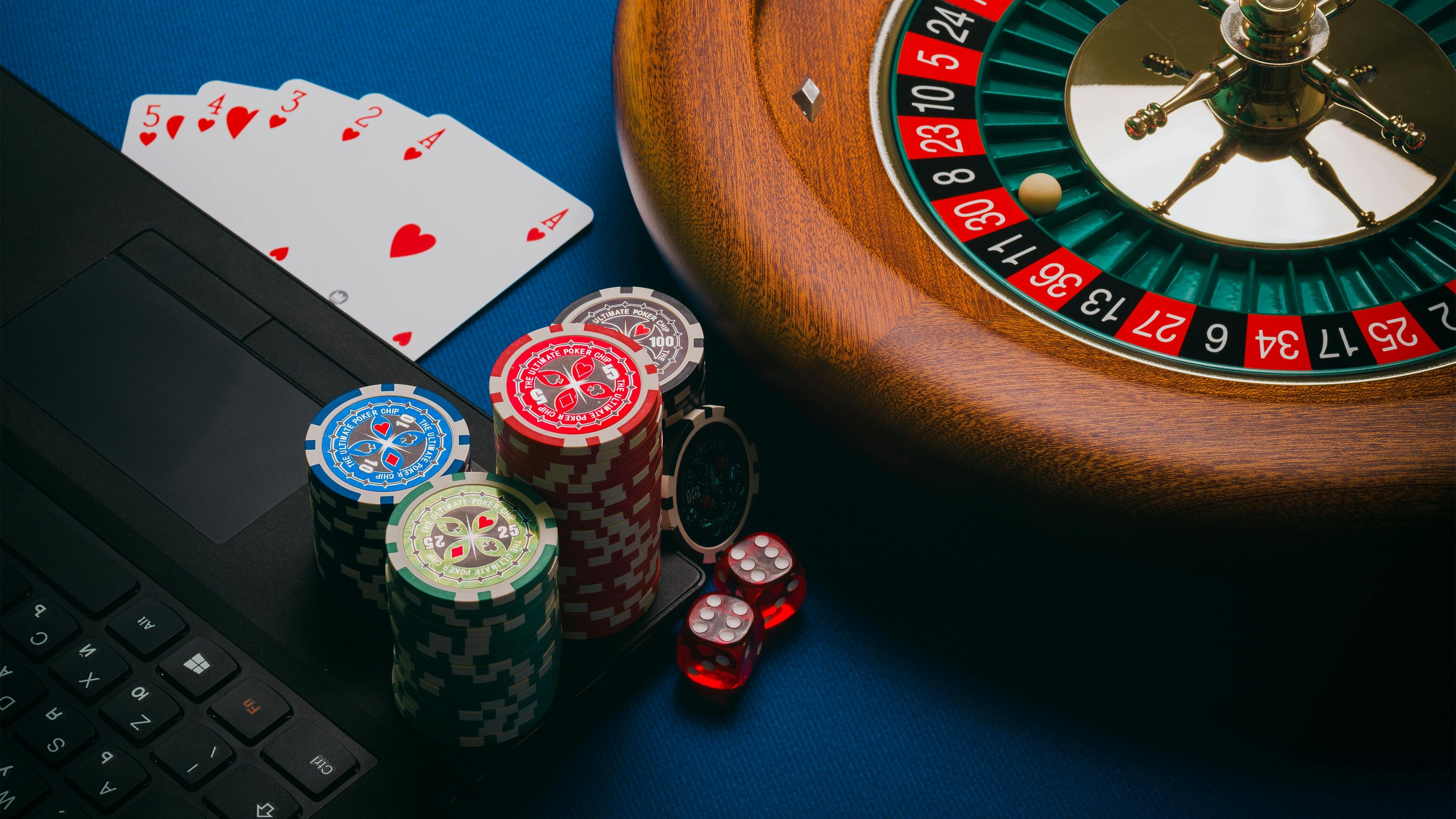 Perbandingan antarmuka aplikasi native ionclub dan versi browser web di perangkat mobile